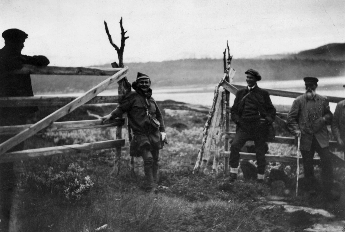 Konrad Nielsen, Folk ved sperregjerde med åpning.