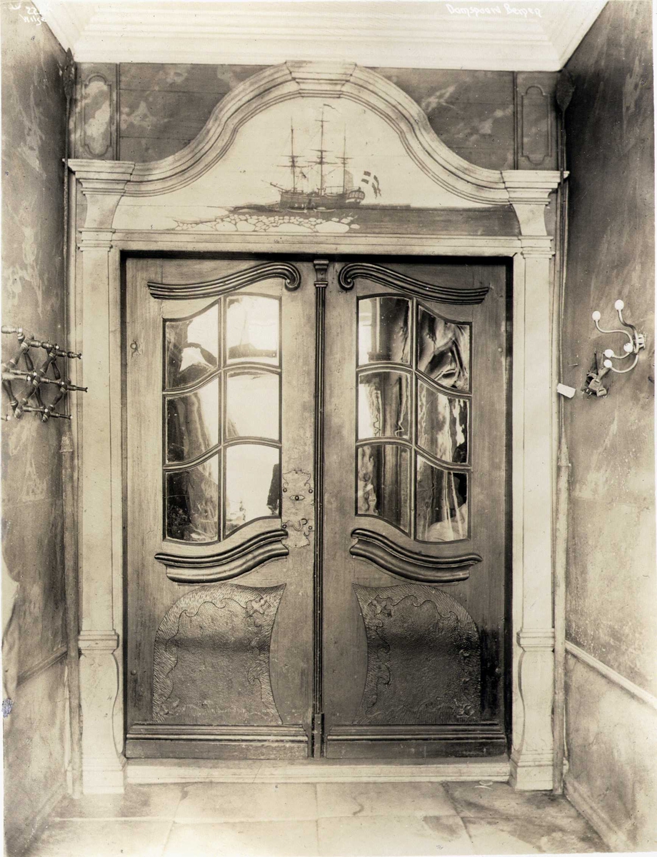 Anders Beer Wilse, Dør, Damsgård, Bergen, Hordaland. Fotografert 1912.