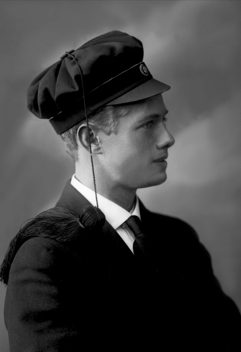 Gustav Borgen, Portrett, mann med studentlue. Olaf Havrevold.