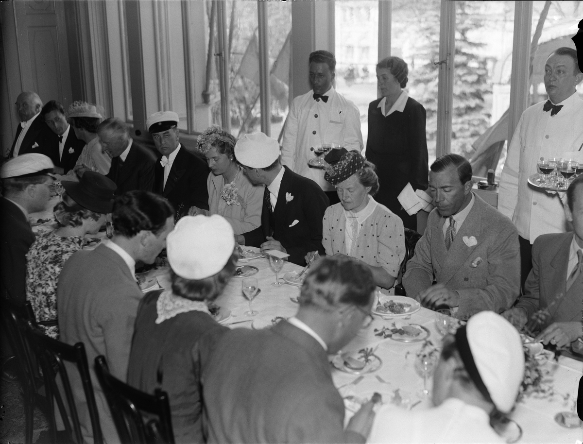 Paul Sandberg, "Vårfesten i Upsala nordiskt betonad" - prinsessan Sibylla och prins Gustaf Adolf på Allmänna sångens lunch på Flustret, Uppsala 1942