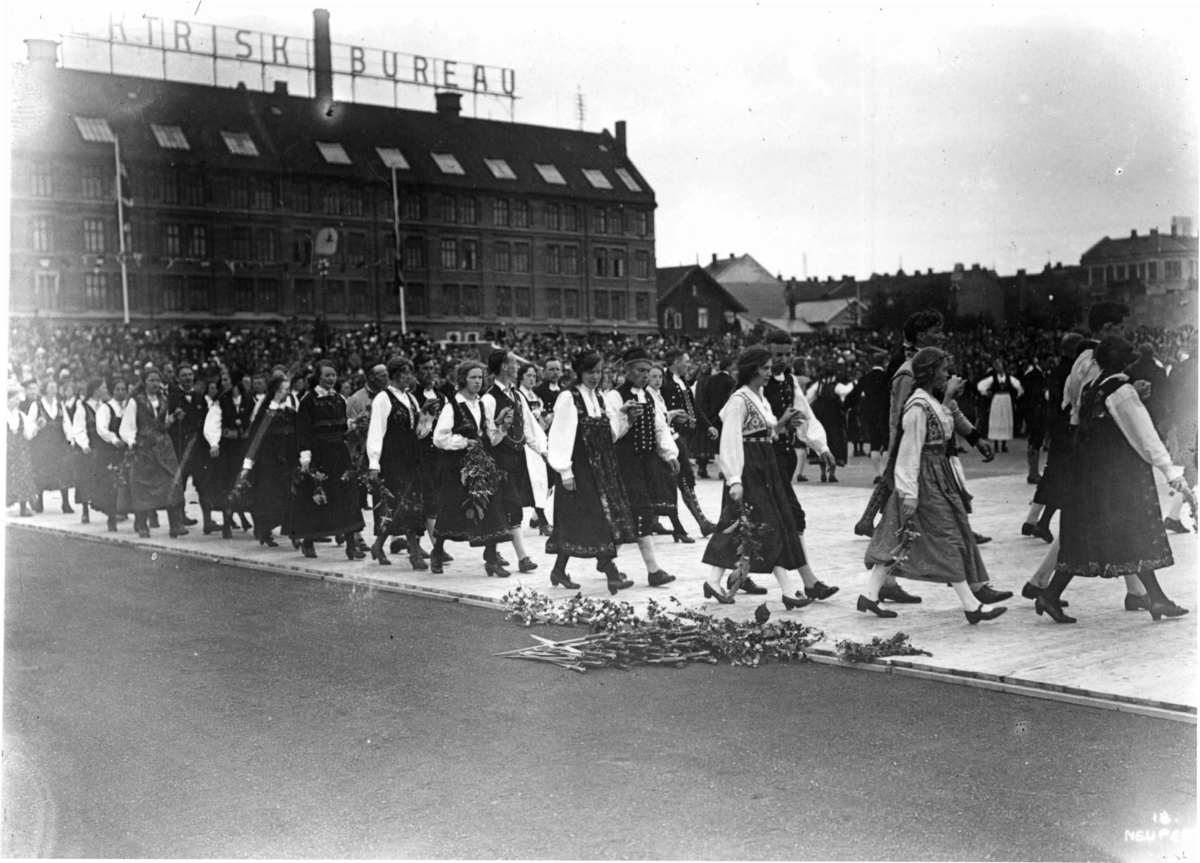 Hermann Christian Neupert, Folkedansstevne (ant) på Frogner stadion - Oslo. 1925.