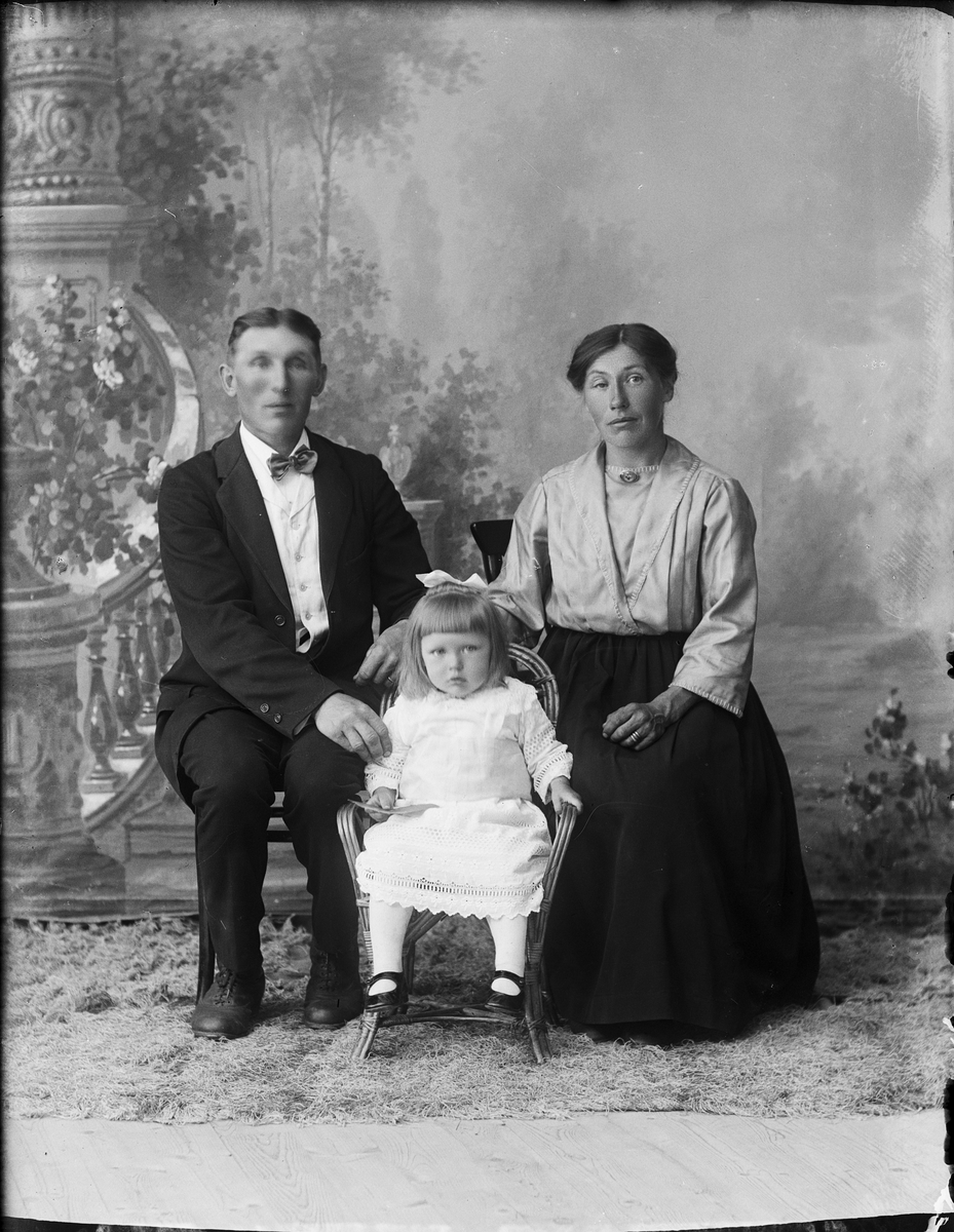 Skötsner-Edhlund, Ateljéporträtt - familjen J R Andersson från Annö, Valö socken, Uppland 1923