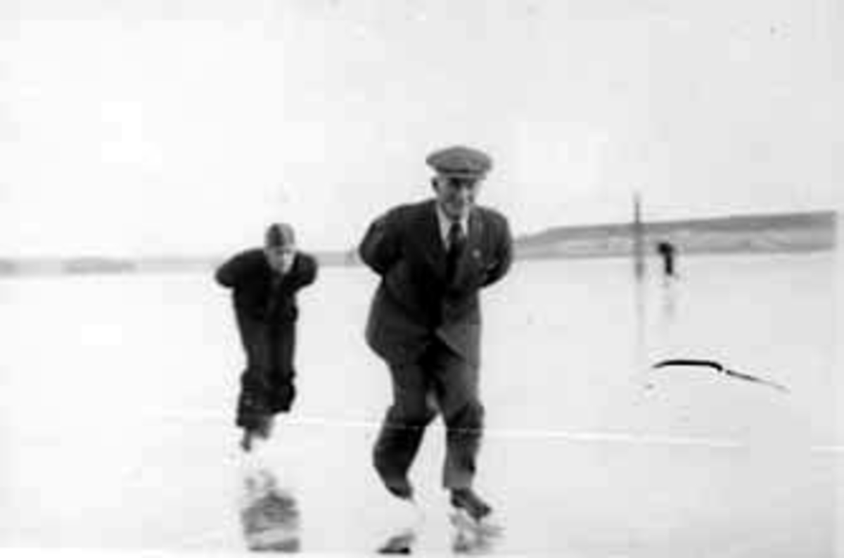 Anno Domkirkeodden, GRUPPE: 2 SKØYTELØPERE PÅ ÅKERSVIKA, PETER SINNERUD, SØNNEN ARVE SINNERUD, STANGE/HAMAR