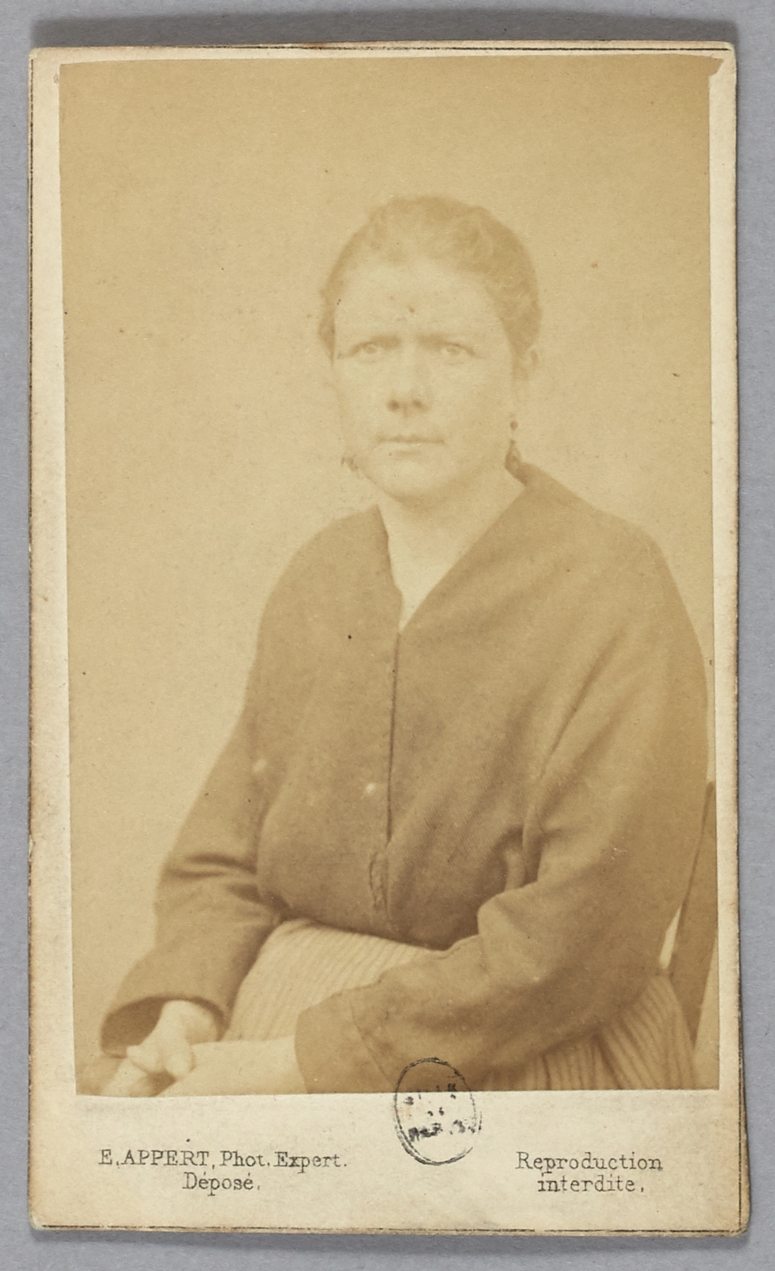 Ernest Charles Appert, Portrait de Mme Rétiffe pris à la prison de Versailles, Commune de Paris.
