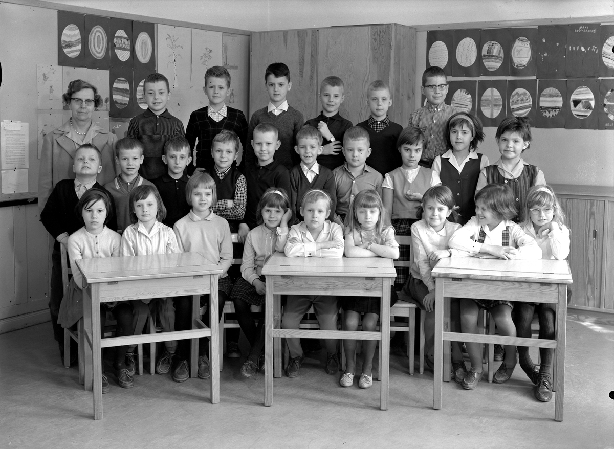 Sven Lindskog, The student school, classroom interior, 25 schoolchildren with teacher Astrid Wiberg. Class 1B, Hall 1. The Rear Row from the Left: Astrid Wiberg, Tommy Carlsson, Chreismer Eriksson, Stefan Höman, Unknown, Krister Strraden, Tor-Leif Ivarsson. The middle row from the left: Lars-Erik Fransson, Lars-G…