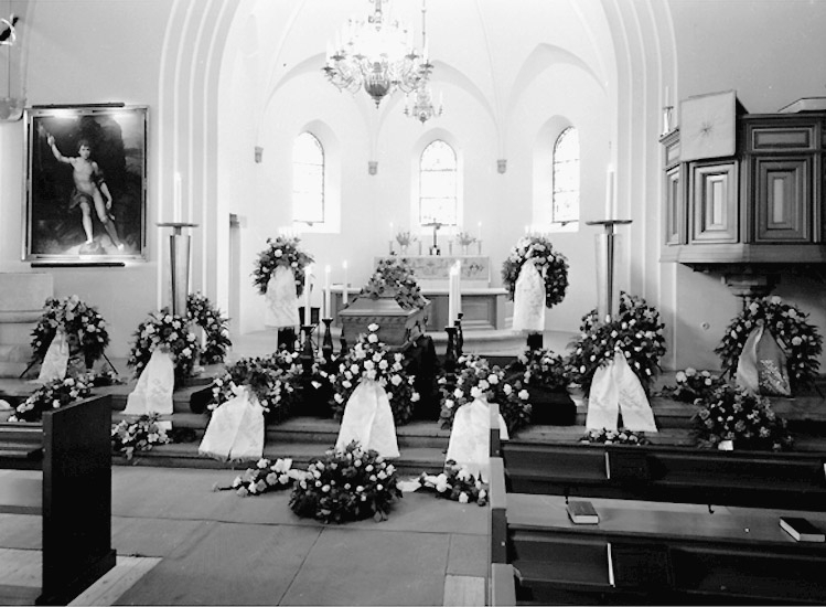 Knut Borg, Längbro kyrka, interiör, begravning, likkista och begravningskransar. Begravningsföreningen.