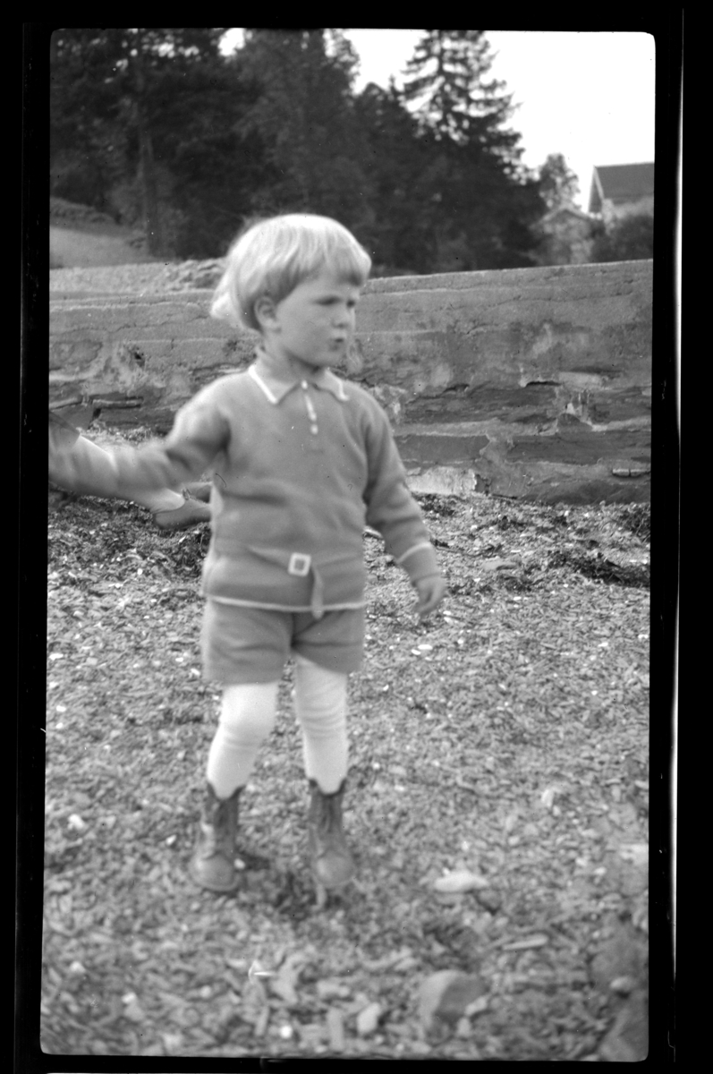Rolf Sr. Sundt, Lars Peter Sundt på en ukjent strand. Fotografert 1952.