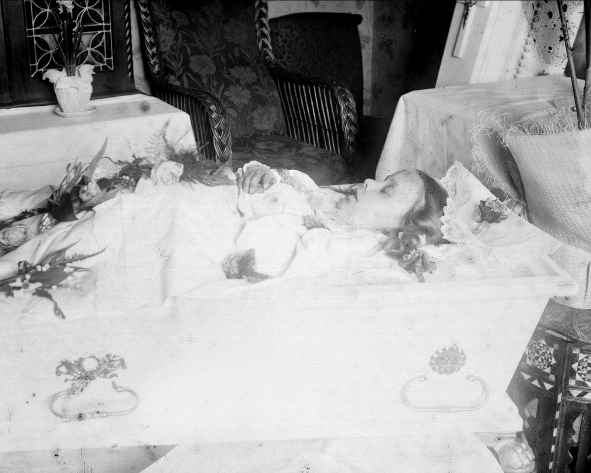 Gustav Borgen, Post mortem-fotografi. Død pike pyntet til begravelse.