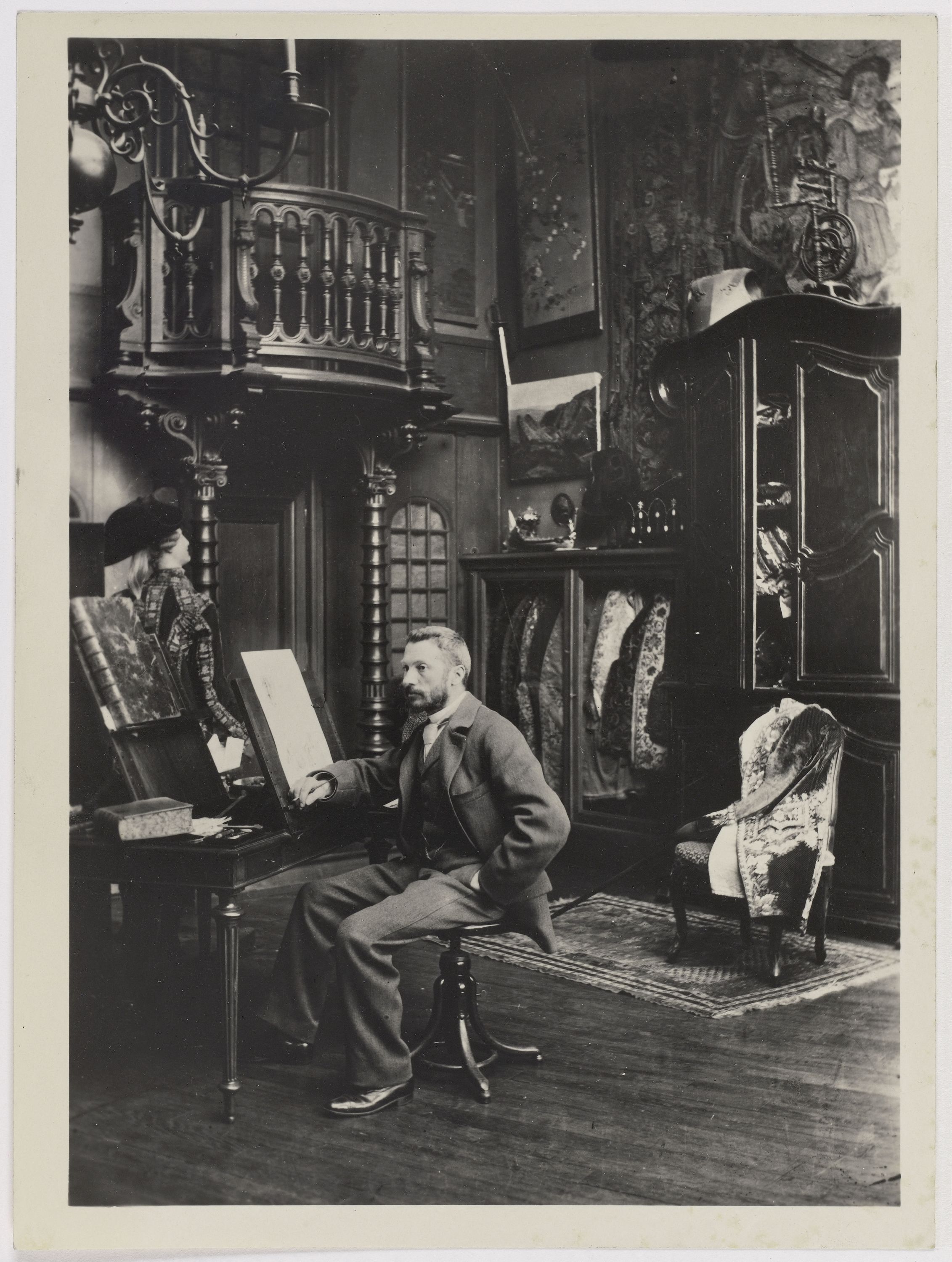 Anonyme, Portrait de Maurice Leloir assis devant son chevalet
