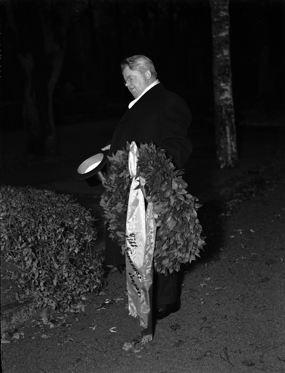 Paul Sandberg, "Sjöbergs minne firat på 'Tonernas' födelsedag. Hyllning från Hedemora vid graven på Upsala kyrkogård", Uppsala gamla kyrkogård, 1942