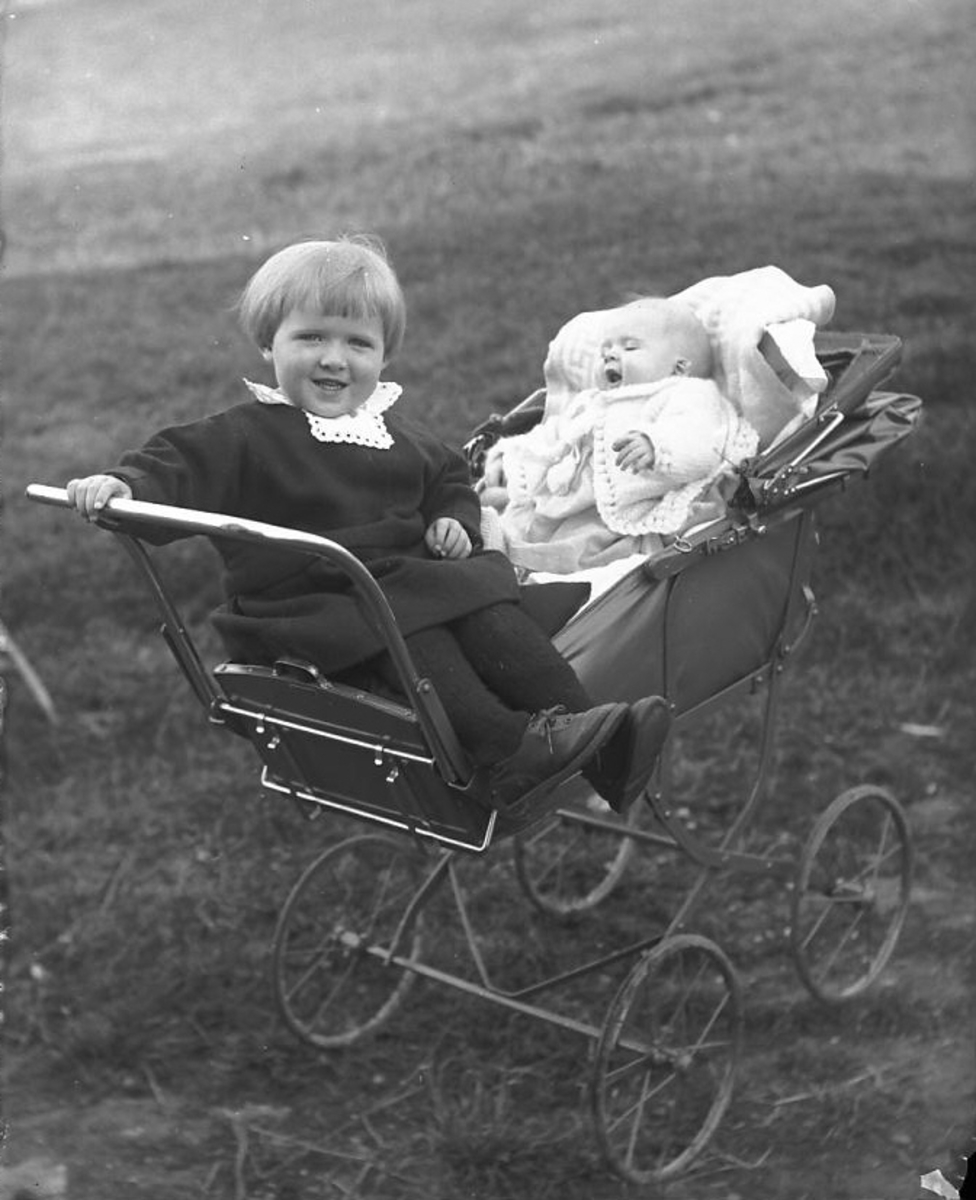 Per K. Lien, Baby og 2-åring i en sportsvogn / barnevogn,