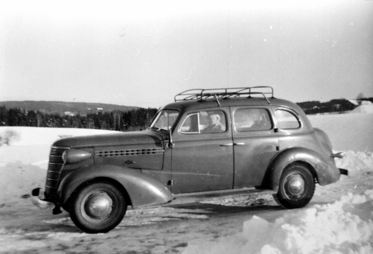 Anno Domkirkeodden, Bil, Chevrolet 1938 modell, Kristian Helseth bak rattet, Årsrud, Gaupen, Ringsaker.