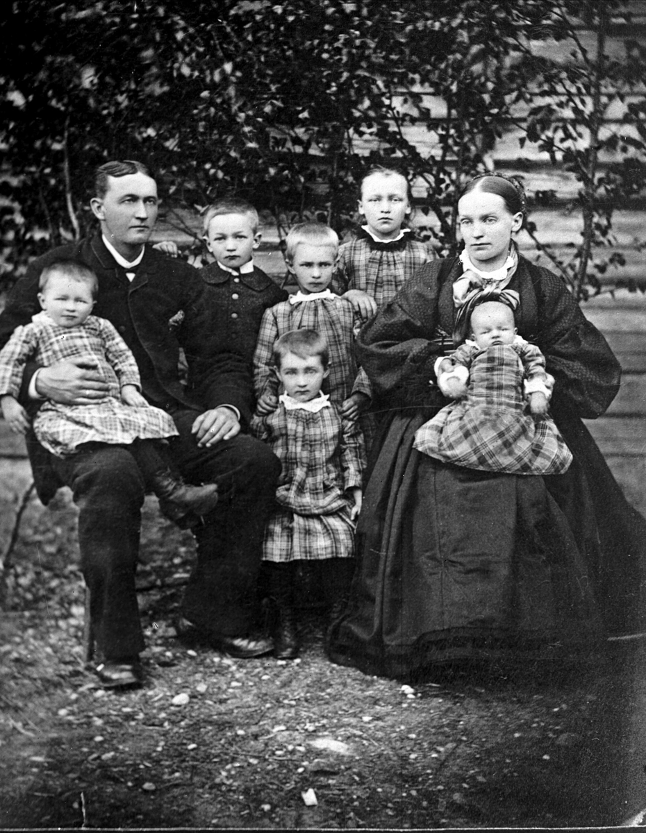 Gustav Borgen, Gruppeportrett, familiebilde. To voksne, seks barn i rutestoff.