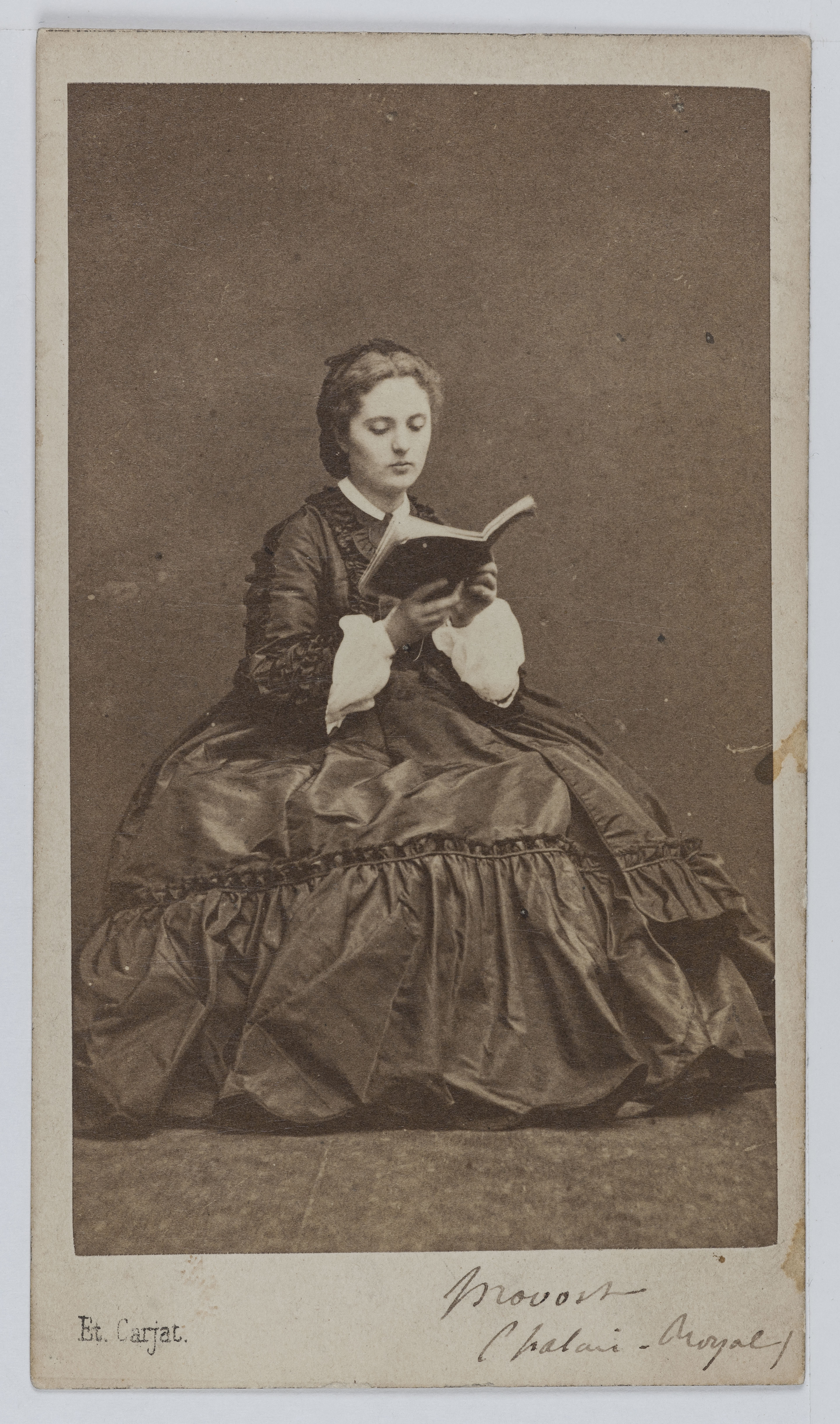 Carjat & Cie, Portrait d'Emilie Charlotte Cornu, dite Madame Provost, actrice au Théâtre du Palais Royal entre 1859 et 1865.