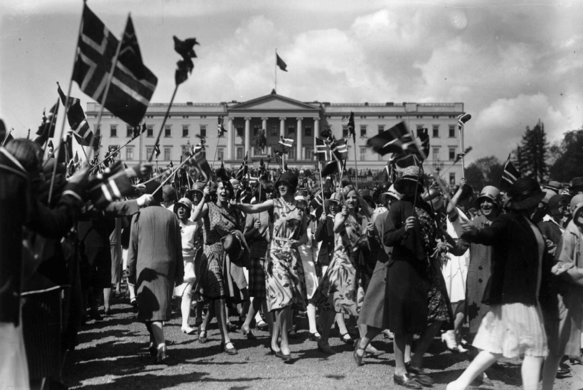 Hermann Christian Neupert, 17. mai-tog på vei ned fra Slottet. 1924. Kvinner med flagg. Slottet i bakgrunnen.