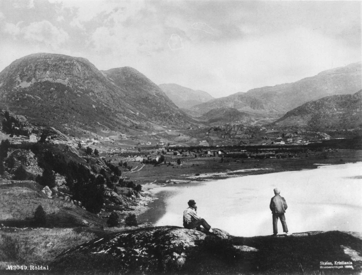 Marthinius Skøien, Røldal, Odda, Hordaland. Oversiktsbilde, mann og gutt i forgrunnen.