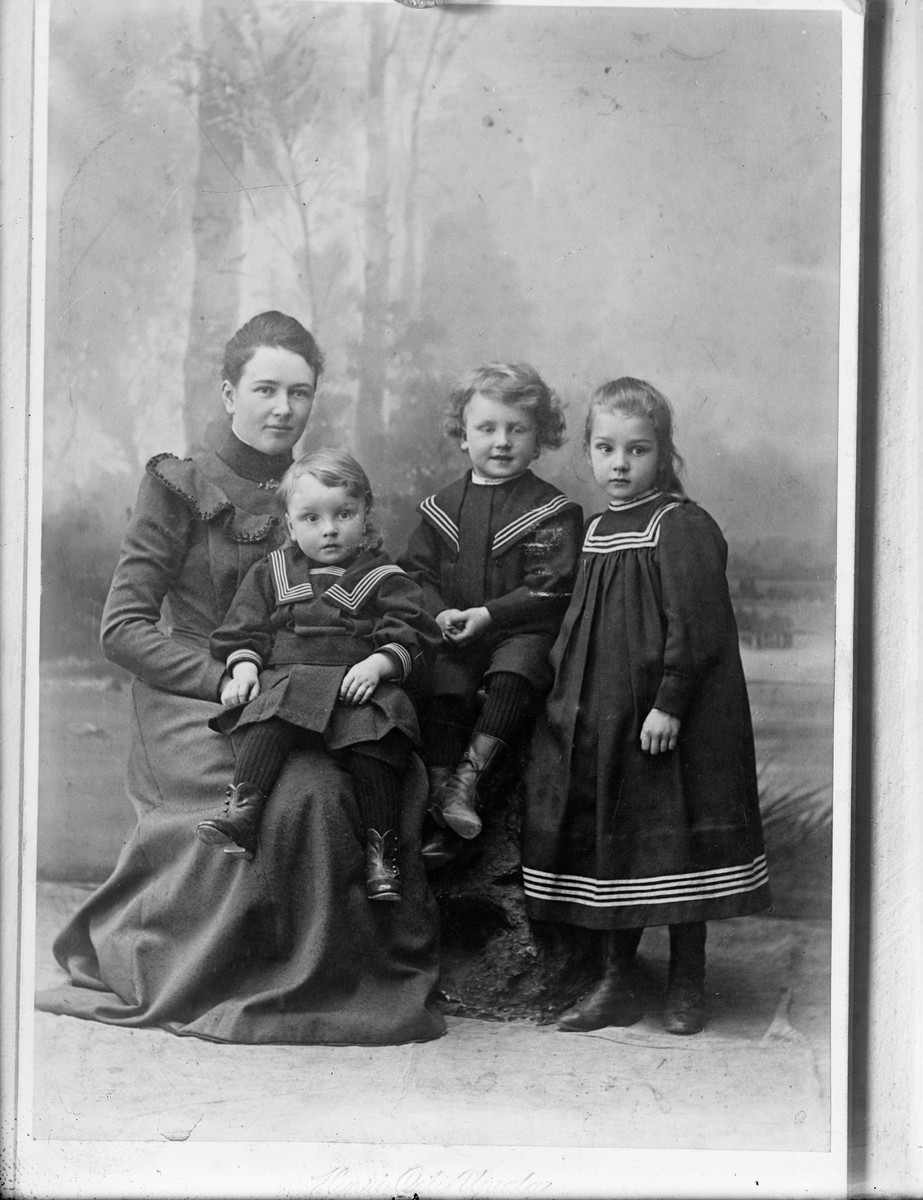 Okänd,, Elin Liljefors med barnen Ivar, Olle och Carin, Uppsala 1900