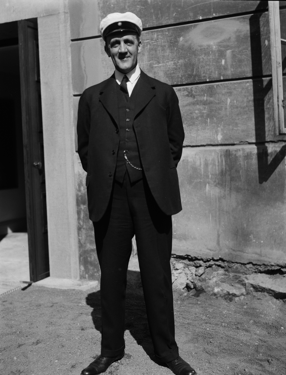 Paul Sandberg, Landshövding Allan Rodhe outside Gotland’s Nation, Östra Åöv13