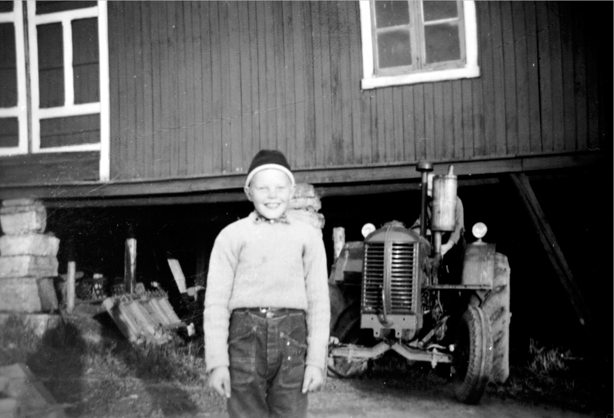 Anno Domkirkeodden, Robert Torp f. 1947 foran traktor på Hoel gård, Nes, Hedmark.