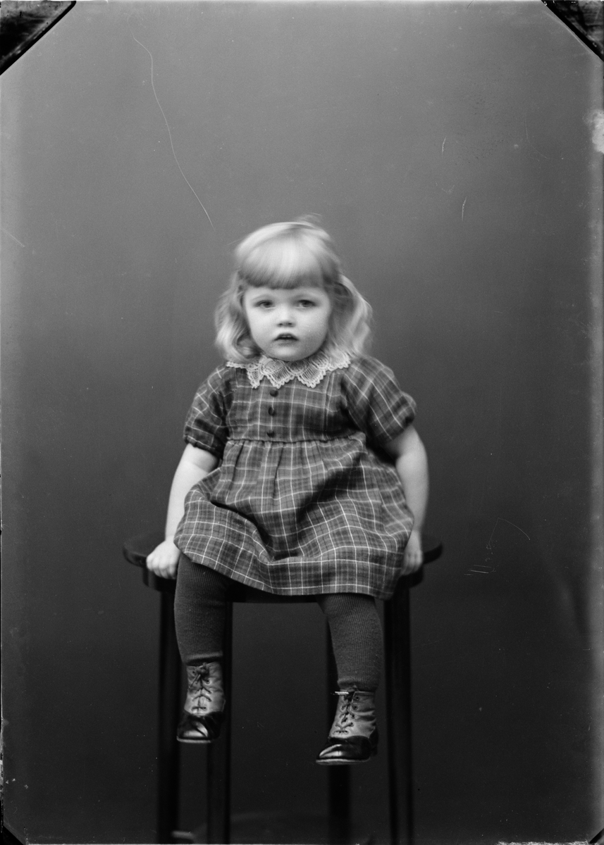 Skötsner-Edhlund, Barnporträtt - flicka, Östhammar, Uppland