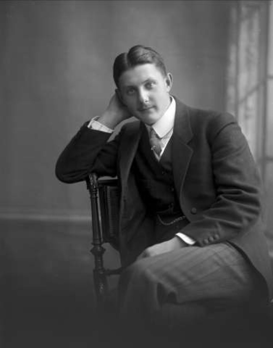 Gustav Borgen, Portrett, mann i mørk dress. Herr Ivan Malm.