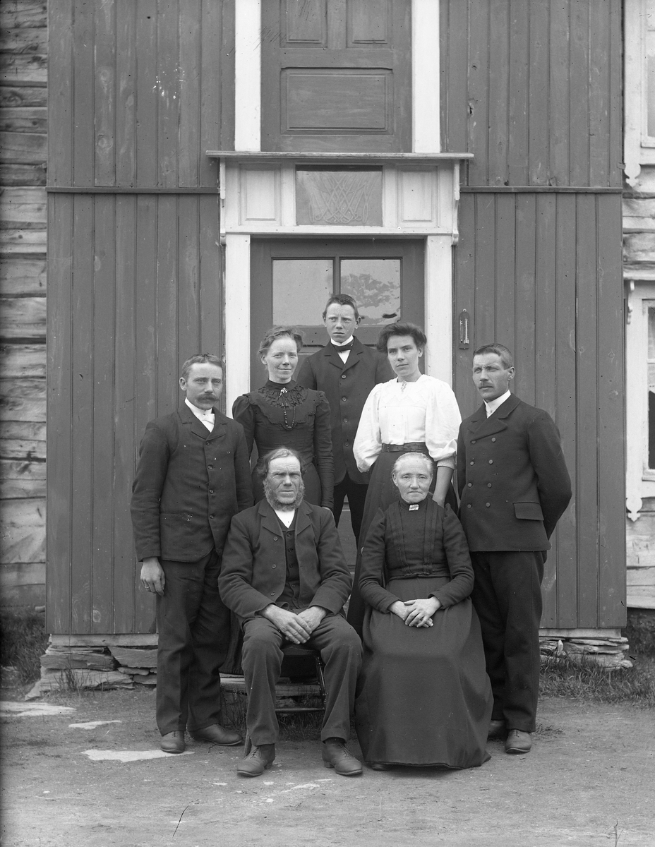 Peder J. Bredalslien, klær, personer, husinngang, familie?
