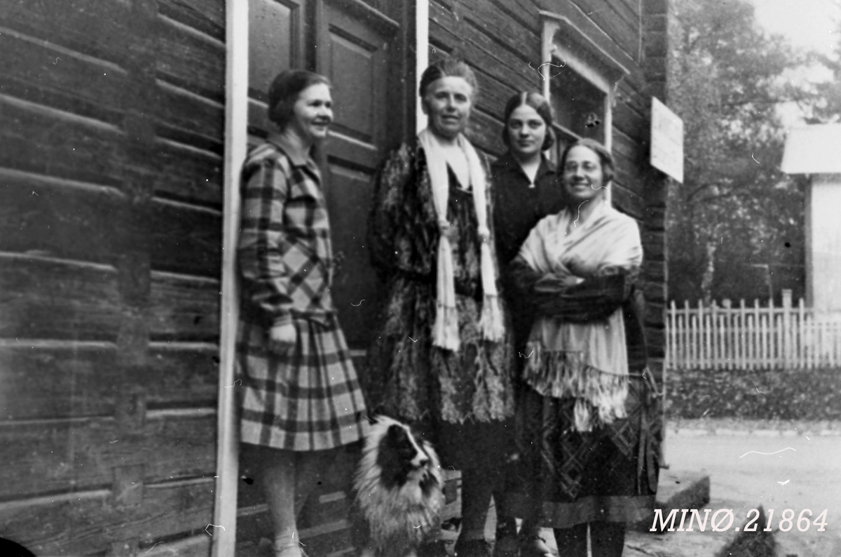 Ukjent, Kvinner - Telma Andersen (Mikkelsen), Anne Lysthaug Olsen, Ingrid Lønnrusten og Paula Bakken