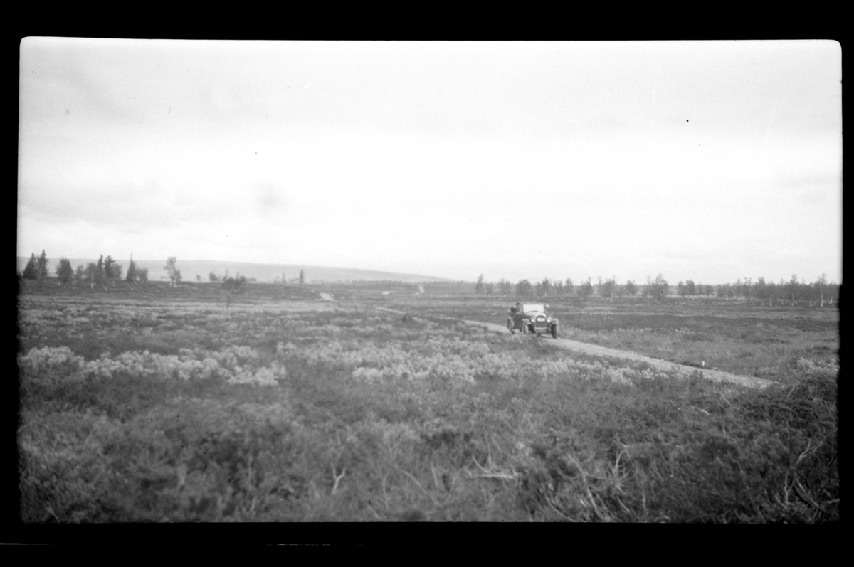 Rolf Sr. Sundt, Rolf Sundt Sr.'s Buick parkert på grusvei i ukjent landskap. Fotografert 1928.