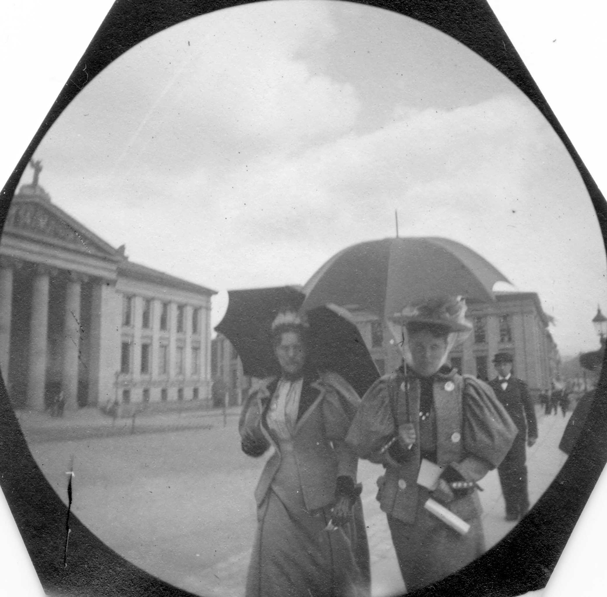 Fredrik Carl Mülertz Størmer, Frkn. Heyerdahl spaserer langs Karl Johans gate, Oslo, ved Universitetsplassen. Til høyre senere fru Heidenreich.