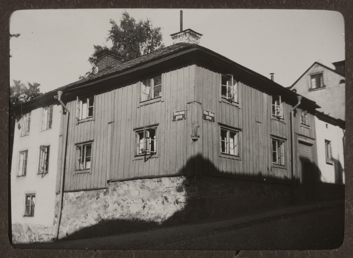 August Fredrik Schagerström, "Upsala, gård i hörnet af Ö. Slotts. o Svartmang", Svartmangatan och Övre Slottsgatan, Uppsala 1929