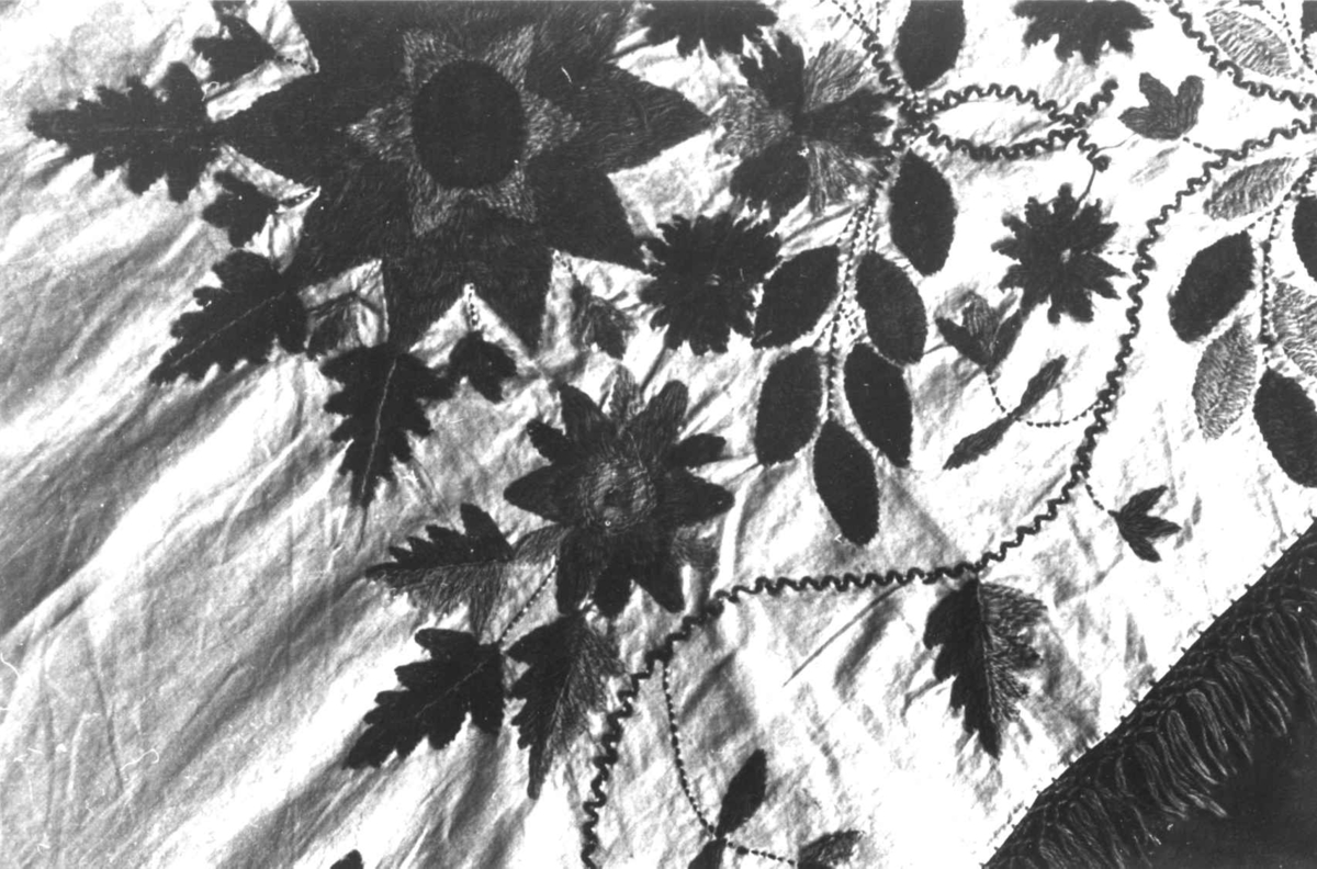 Anna Grostøl, Dølemo Åmli, Aust-Agder 1940. Hovedplagg. Detalj av broderi på tørkle.