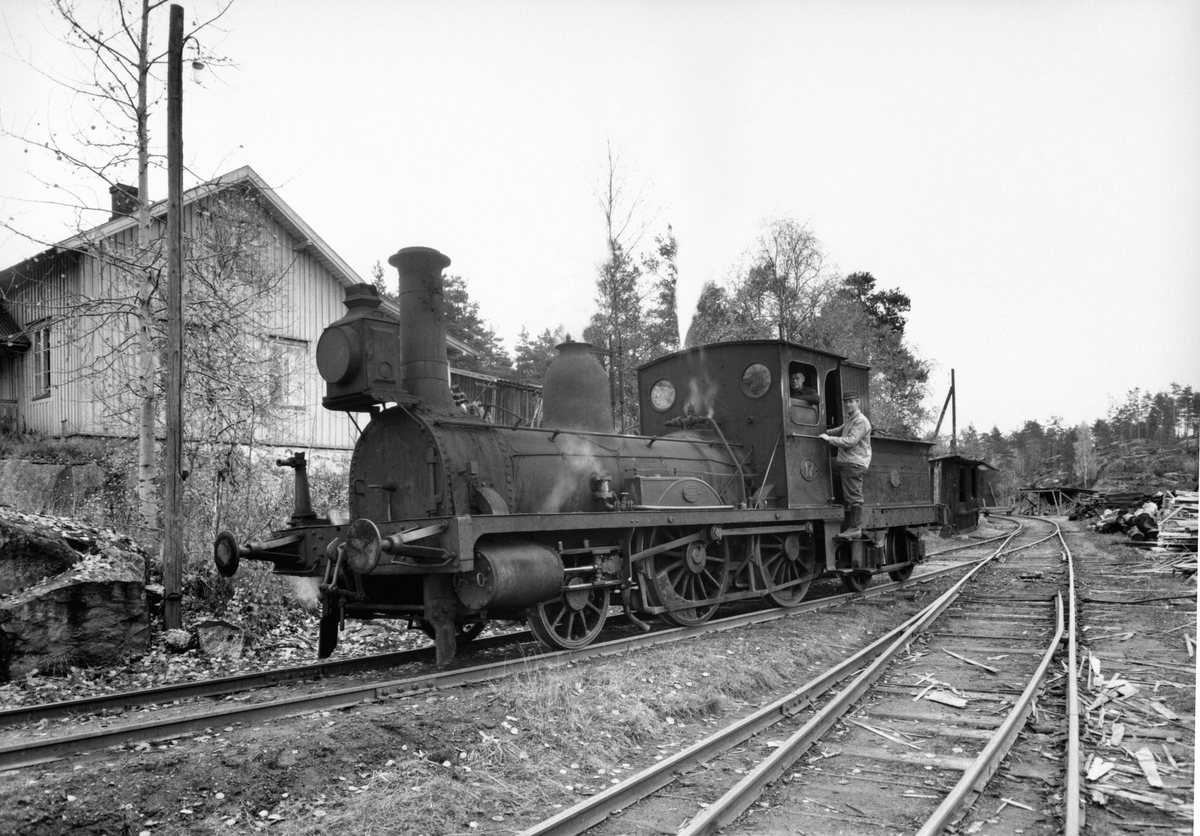 Anno Domkirkeodden, Lokomotiv nr. 17 fra 1861, lokfører Johan L. Skjærstad, utvendig, Ingvald Evensen, Klevfos, Ådalsbruk. Klevfossmærra, ble hetende "Caroline" etter oppussing til jubileet i 1951. Dette ble kjøpt fra NSB til Klevfos 18. mars 1920 for kr. 9000,00. Løten.