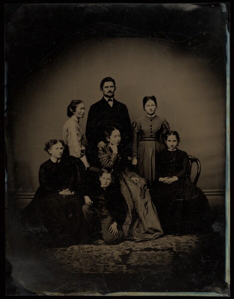 Unknown, [Portrait of an unidentified family of seven members]