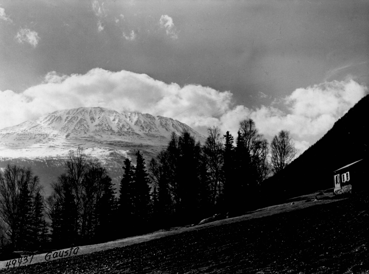 Anders Beer Wilse, Gaustatoppen i Vestfjorddalen. En liten hytte i forgrunnen.
