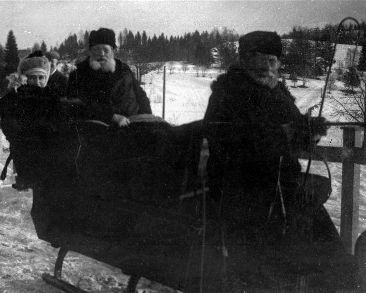 Gustav Borgen, Tre personer med kjøreklær i slede. Kusken foran med pisk.