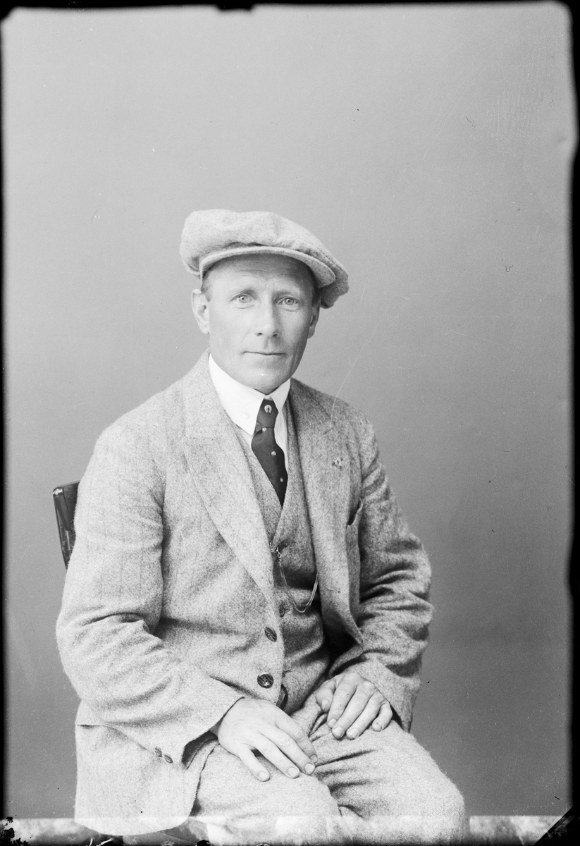 Skötsner-Edhlund, Ateljéporträtt - man, Östhammar, Uppland