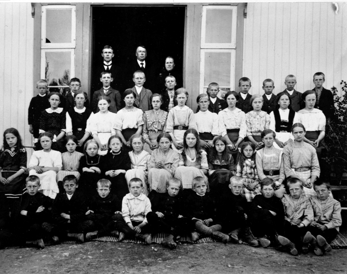 Anno Domkirkeodden, Elever og lærere ved Fagernes skole, Næroset, Ringsaker. Navn bak på foto.
