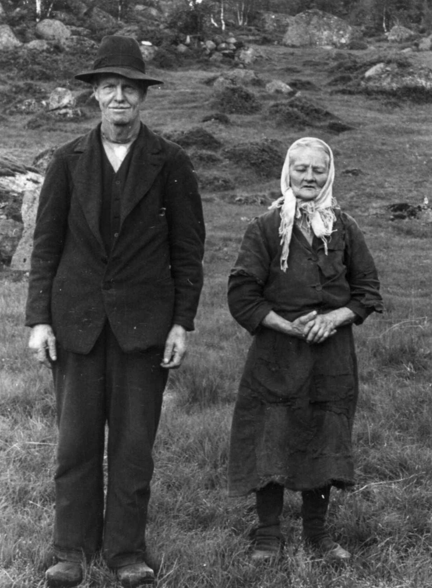 Anna Grostøl, Portrett av Ola Tobias og Ragnhild Åvitsland. Eiken 1941.