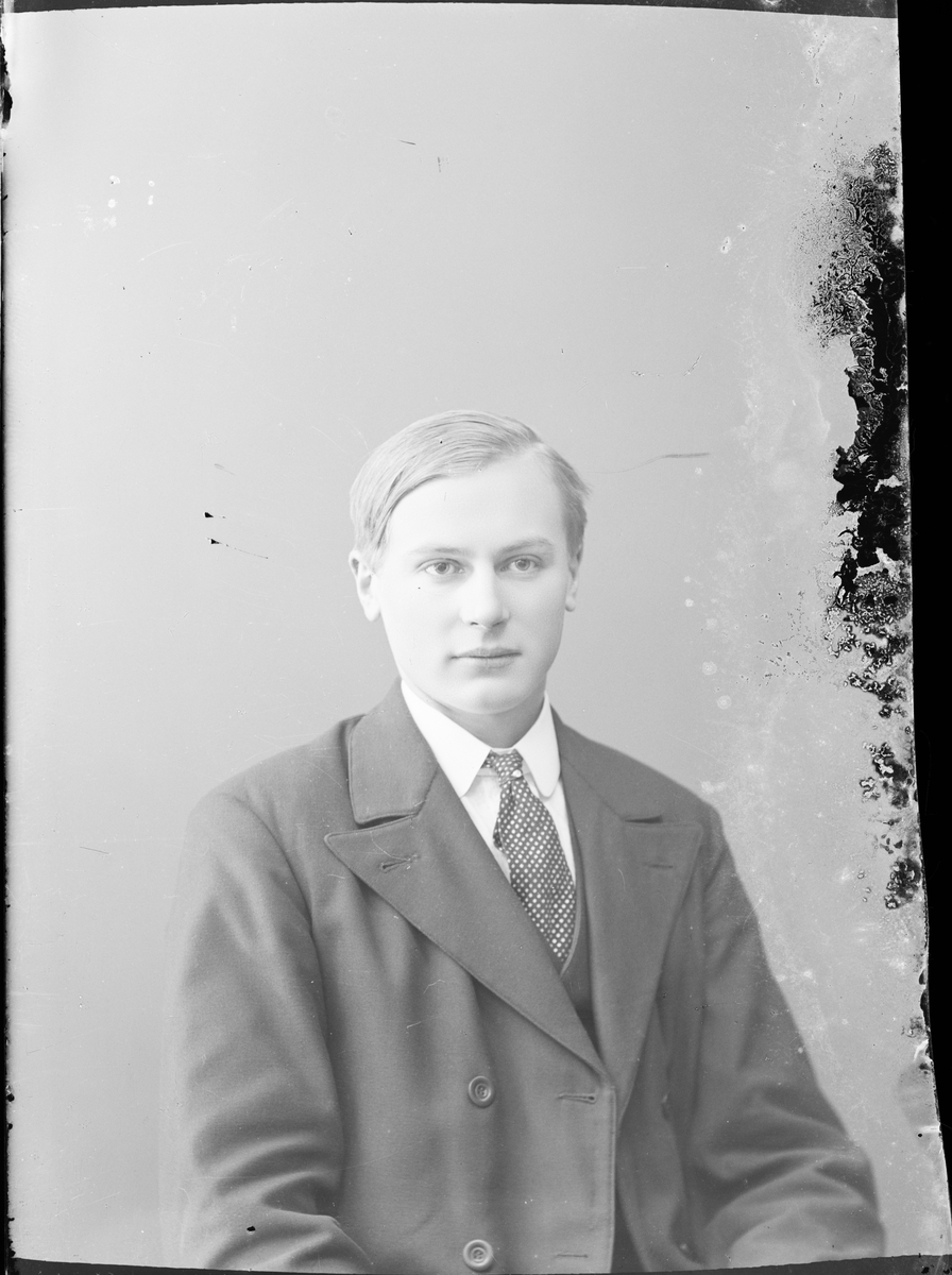 Skötsner-Edhlund, Ateljéporträtt - man, Östhammar, Uppland