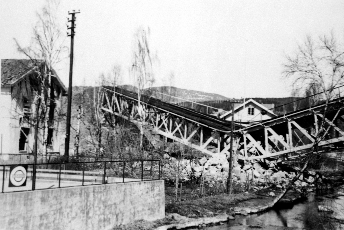 Anno Domkirkeodden, Moelv jernbanebru ble sprengt i april 1940.