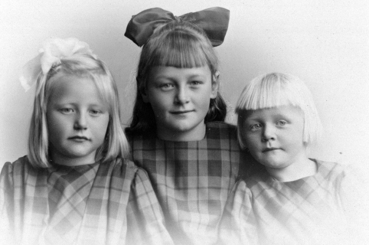 Anno Domkirkeodden, 3 jenter. Fra venstre er Gerd Lundby F: 28. 02. 1915, gift med A.E. Dobloug, Karin Lundby F:24. 01. 1912, gift med Sven Buckholtz, Aase Lundby F;03. 06. 1917, gift med Jørgen Opsal, Veldre, Ringsaker