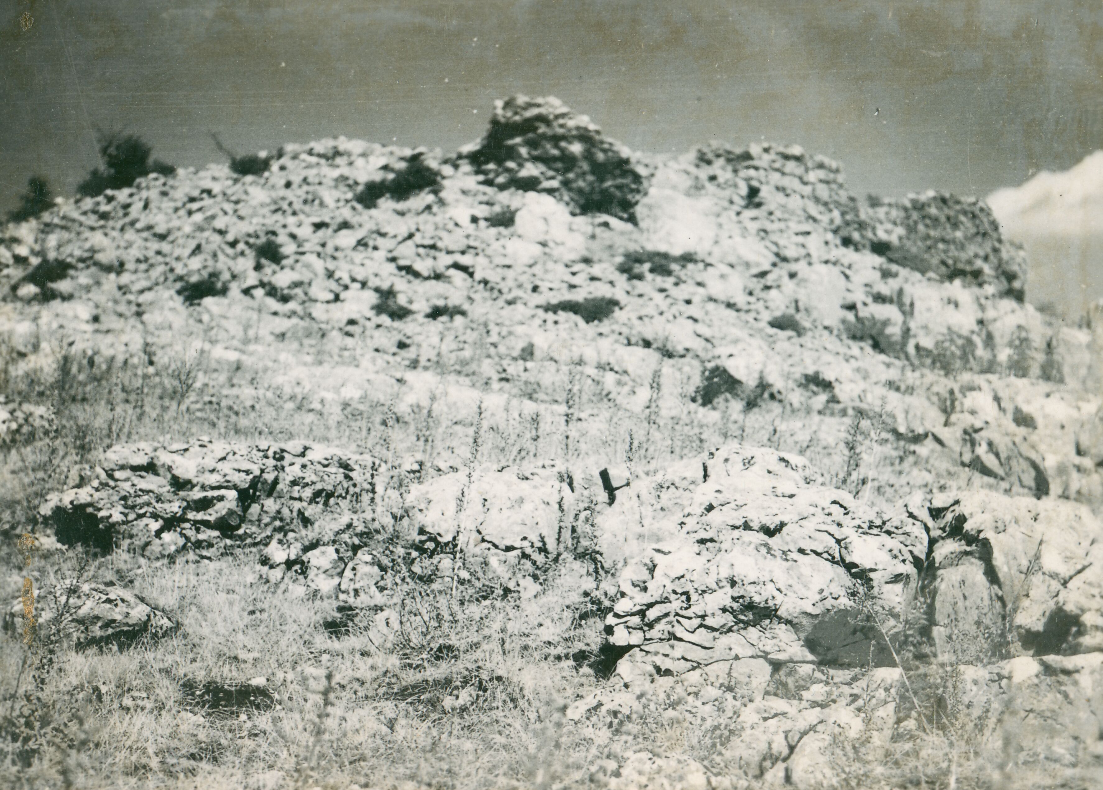 Većeslav Henneberg, Medak - Gradina Medak, zidine
