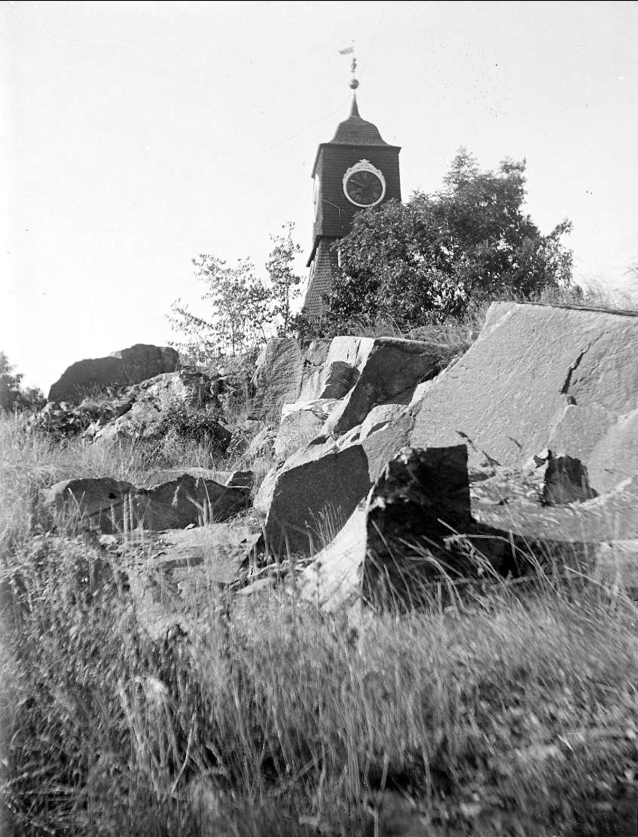 August Fredrik Schagerström, Stenformationer, i bakgrunden skymtar klockstapeln i Öregrund, Uppland, juli 1923