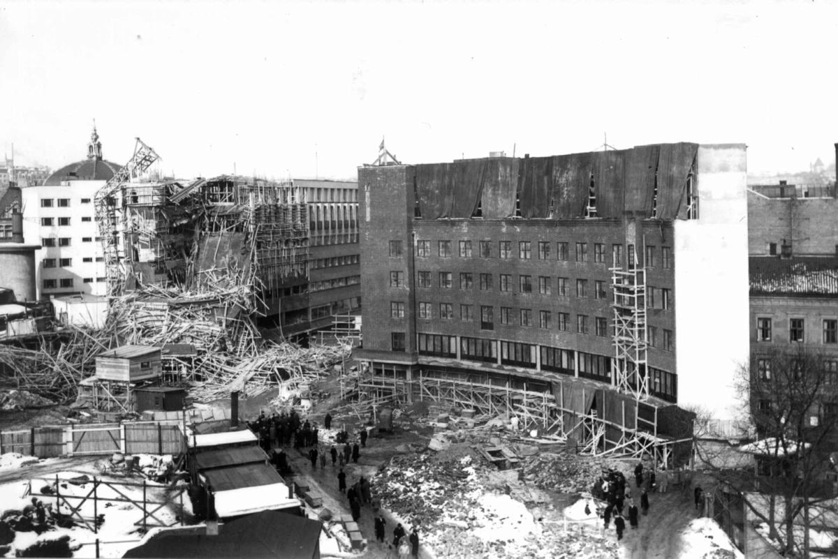 Hermann Christian Neupert, Cirkelplassen, Oslo 1937. Nedstyrtet bygg. Tilskuere.