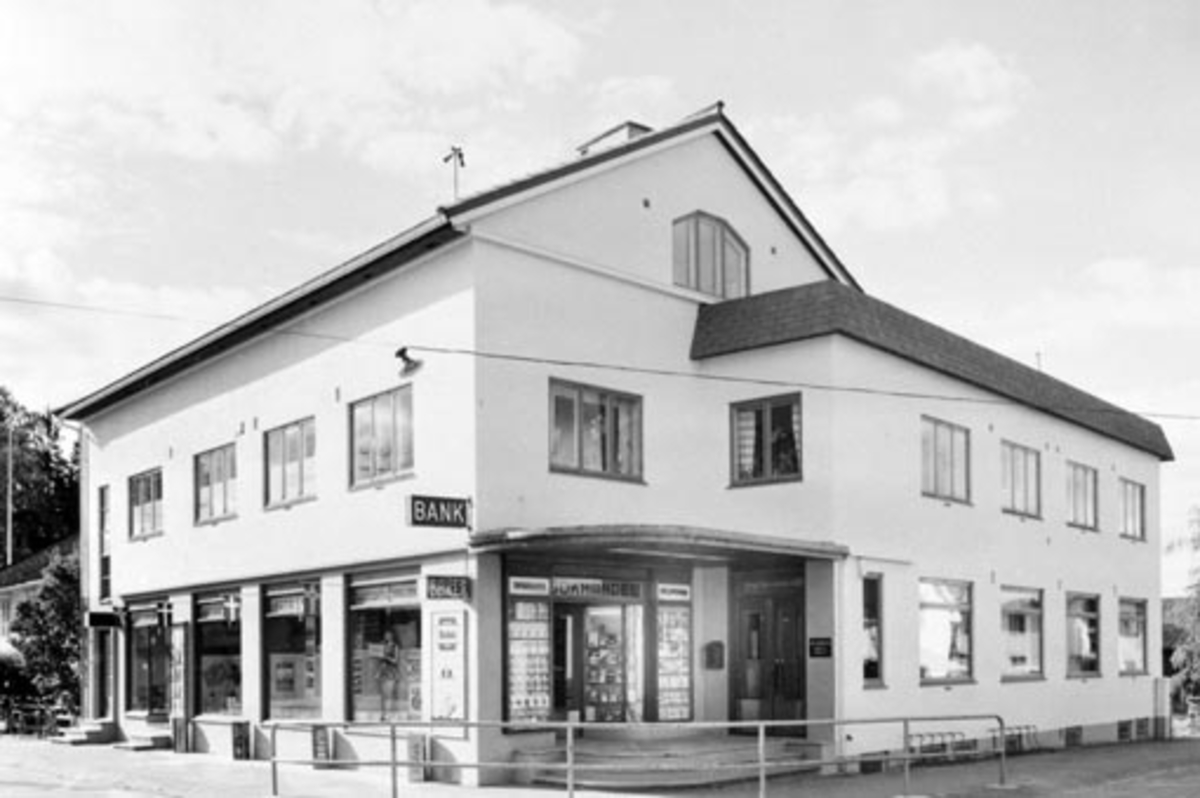 Anno Domkirkeodden, Eksteriør, Randgaards forretningsgård, bokhandel,Furnesvegen, Brumunddal. Bygd 1956. Vang Sparebank filial til høyre.