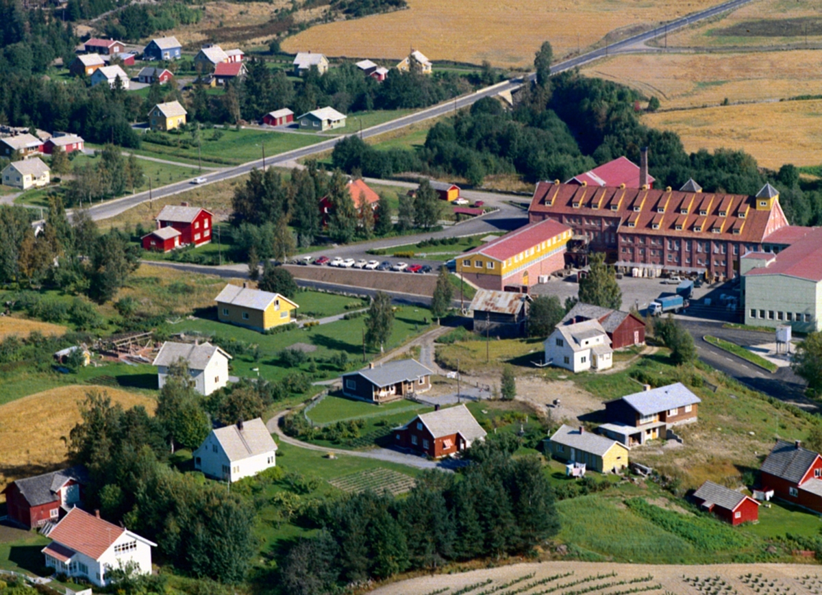 Widerøes Flyveselskap A/S, LØITEN BRÆNDERI, LØTEN BRENNERI. BRENNERIROA. FLYFOTO.