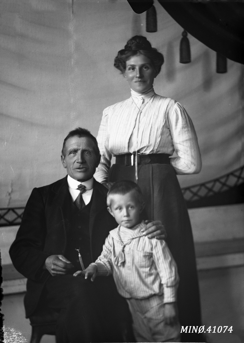 Oscar Holte, Portrett av liten familie.