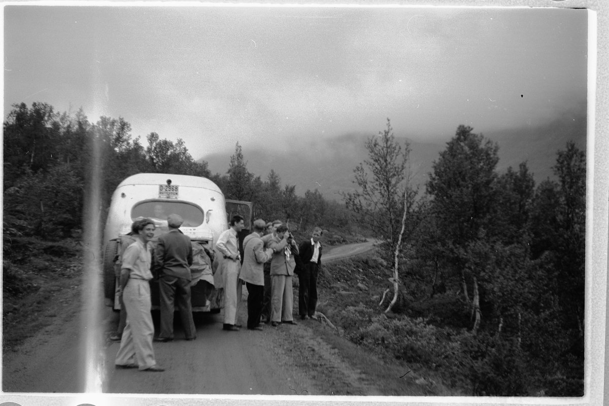 Håkon Prestkværn, D-2968, BUSSTUR FRA MOELV. Alf Kristiansen tar et bilde.