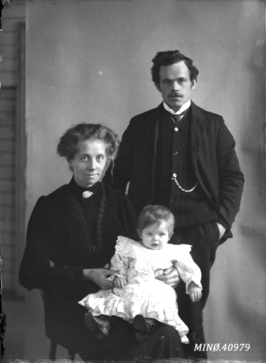 Oscar Holte, Portrett av liten familie - Signel
