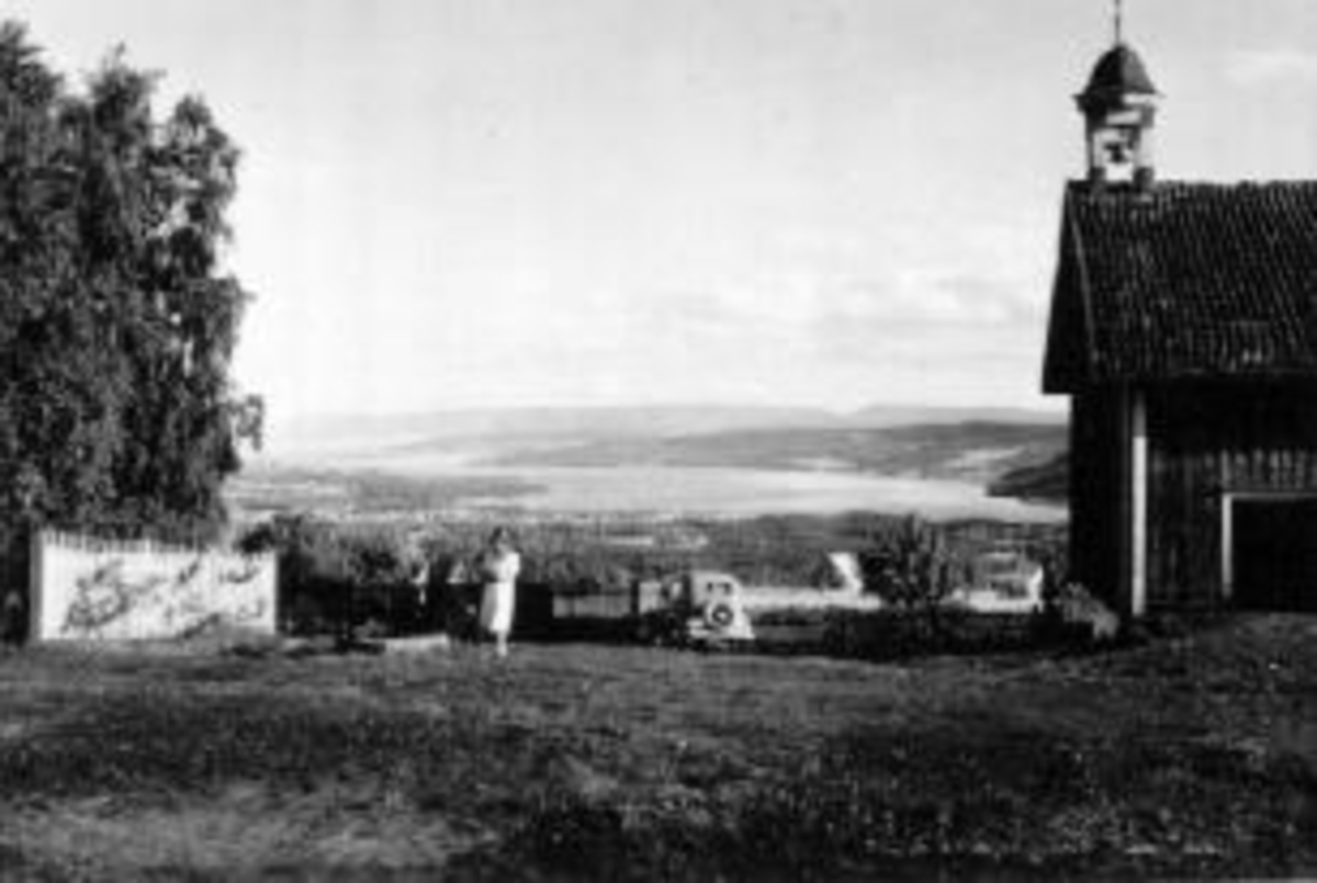 Anno Domkirkeodden, Utsikt fra Storlien gård, Veldre, Ringsaker mot Brumunddal og Mjøsa. Stabbur.